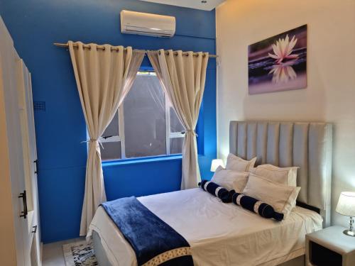 温特和克SapphireA@54的蓝色的卧室设有床和窗户