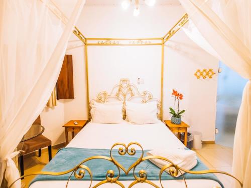 伊利亚贝拉VELINN Hotel Santa Tereza的一间卧室配有一张带天蓬的白色床