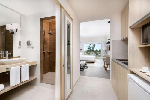 萨伊迪耶Radisson Blu Residences, Saidia的带淋浴和盥洗盆的浴室
