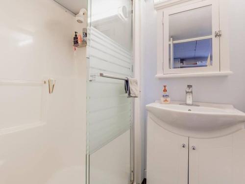 伯纳比Cozy Capitol Hill Bungalow - 3BD/2BA Retreat的白色的浴室设有水槽和镜子