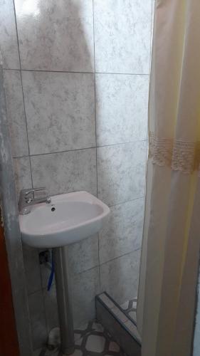 罗萨里奥EnmicasaSSJ-Rosario的一间带水槽和淋浴的浴室