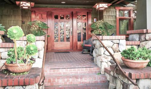 纳帕布莱克伯德住宿加早餐旅馆的盆栽植物屋的前门