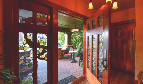 纳帕布莱克伯德住宿加早餐旅馆的带有彩色玻璃窗的住宅入口