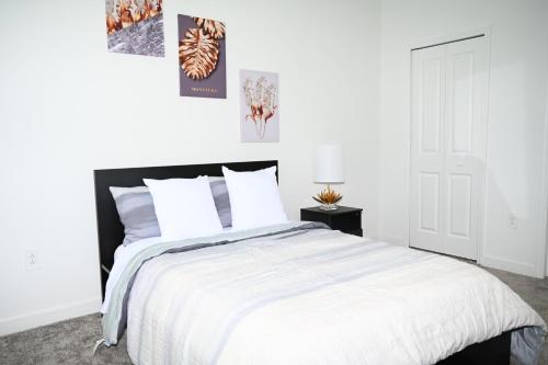 基西米Luxurious 8-Room Oasis near Disney的白色卧室配有一张带白色枕头的大床