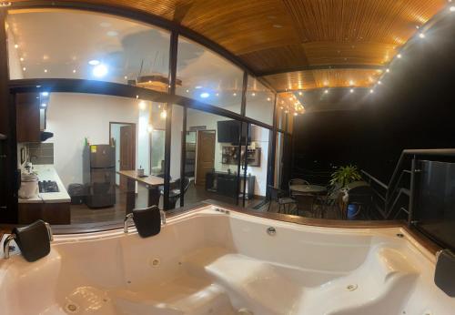 瓜塔佩San Simon Glamping,El peñol,Guatape的一个带大镜子的房间内的大浴缸