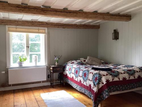 乌普萨拉Holiday home Uppsala的一间卧室设有一张床和一个窗口