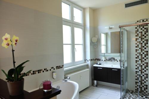 多瑙新城卡瓦哈兹角落酒店的带浴缸、水槽和浴缸的浴室