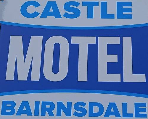 拜恩斯代尔Castle Motel Bairnsdale的蓝白的标志,带有“现金障碍”字样