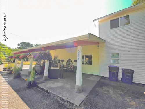 洋滨市Tide Pool Cabin, a Soquinomere Private Hotel on the Dunes, Downtown Ocean Shores的前面有垃圾桶的黄色房子