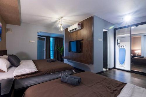 日落洞Loft Deluxe Seaview Suite 2BR by The Only Bnb的一间卧室配有两张床和一台平面电视
