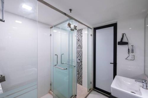日落洞Loft Deluxe Seaview Suite 2BR by The Only Bnb的一间带玻璃淋浴和水槽的浴室