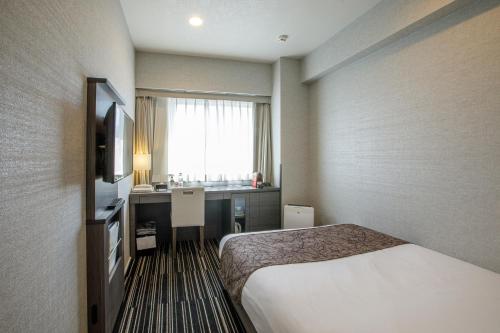 福知山福知山太阳道酒店的酒店客房设有床和水槽