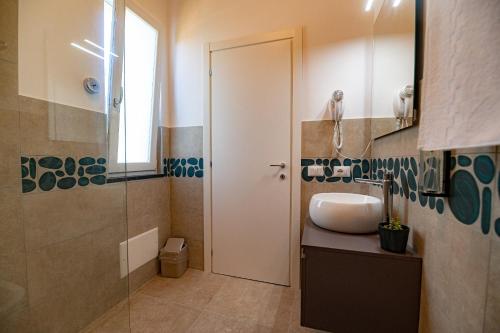 普罗奇达CALLIA ROOMS PROCIDA的一间带水槽和淋浴的浴室