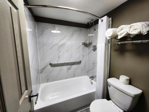 拉斐特Smart Stay Lafayette的带浴缸、卫生间和淋浴的浴室。