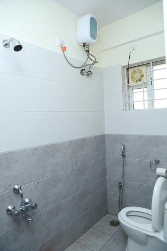 耶拉汉卡Hotel Bangalore Airport inn, Airport Pickup & Drop Available 24X7的一间带卫生间和墙上摄像头的浴室