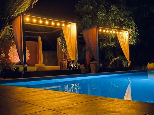 蒂瑟默哈拉默理查兹卡巴纳斯酒店的一座晚上设有游泳池的房子