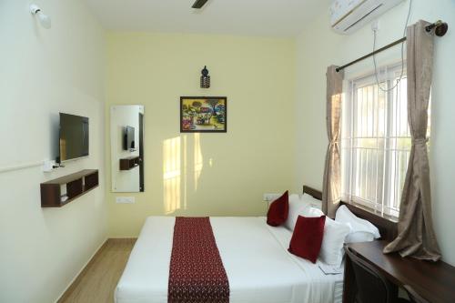耶拉汉卡Hotel Bangalore Airport inn, Airport Pickup & Drop Available 24X7的卧室配有白色的床和窗户。