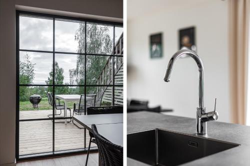 HaboVilla Röd的一个带水槽的厨房,享有庭院的景色