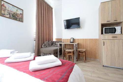 利沃夫Deluxe Apartments on Doroshenka 29的酒店客房,配有带2条白色毛巾的床
