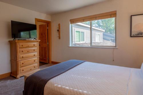 凯彻姆Bridgepoint Condo 08的一间卧室配有床、窗户和梳妆台