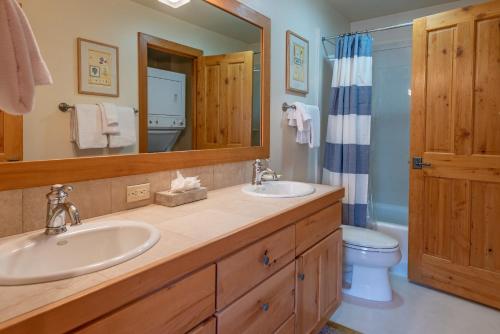 凯彻姆Bridgepoint Condo 08的浴室设有2个水槽、卫生间和镜子。