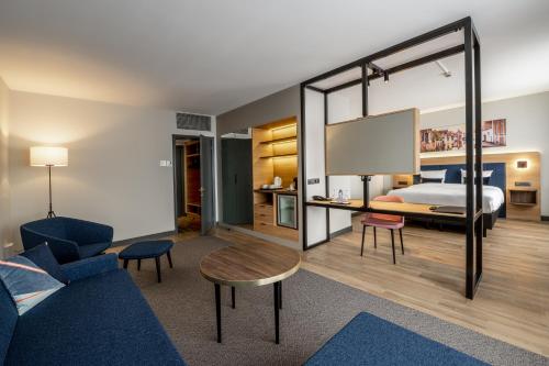 布鲁塞尔布鲁塞尔格雷西姆贝尔森酒店的酒店客房配有床、沙发和桌子。