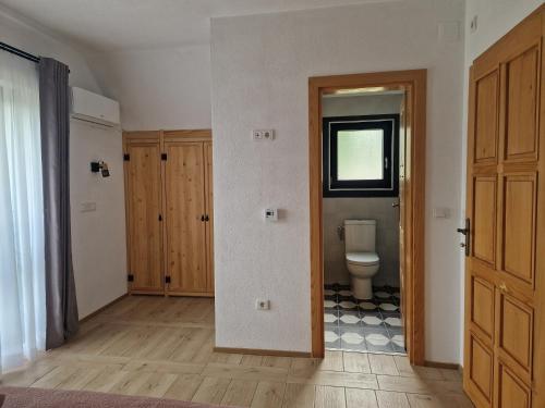 科雷尼察Plitvice Apis的一间空浴室,内设卫生间和窗户