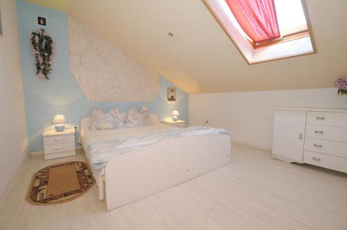 格里兹鲍Cztery Pory Roku的卧室配有白色的床和天窗