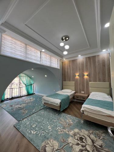 博斯特里Отель РАЗАМ的一间带两张床的卧室和一张大地毯