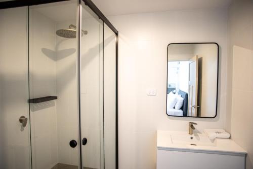 库塔曼德拉The Albion Hotel的一间带水槽和镜子的浴室