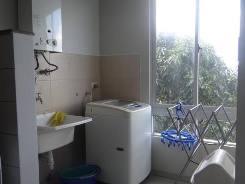 圣克鲁斯Lindo DPTO en Condominio Cama KING的一间白色的小浴室,配有水槽和窗户