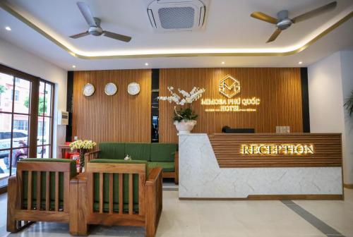 富国MIMOSA HOTEL PHÚ QUỐC的一个带前台餐厅的大堂