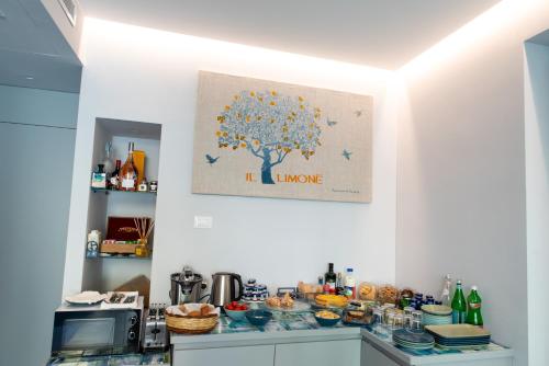 陶尔米纳Villa D'Orville luxury suites Taormina的厨房墙上挂着一副树画