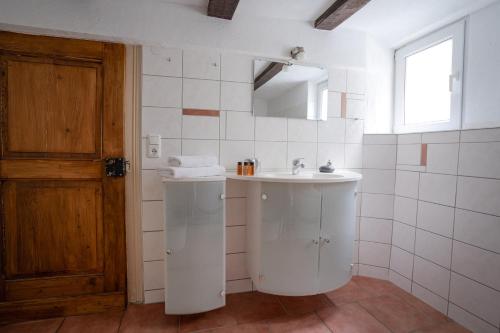 锡根Wohnen in malerischer Altstadt的白色的浴室设有水槽和镜子