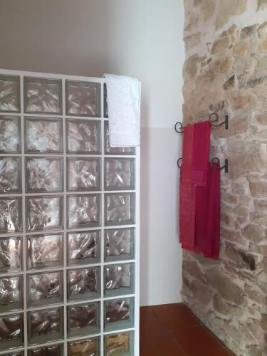 ParadaCasa do Terreto & Casa do Forno的一间设有抽屉墙和石墙的房间