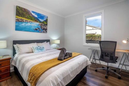 奥兰治Paddington Villa 2 - wi-fi, Netflix的一间卧室配有一张床、一张书桌和一个窗户。