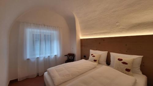 帕尔奇内斯Fruemess - Historic Refugium的卧室配有白色的床和窗户。
