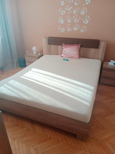 莫斯特Báječný Most的一张带白色床垫和粉红色枕头的床