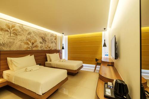 斋浦尔Indie Stays Jaipur的酒店客房设有两张床和电视。