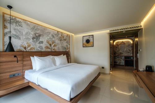 斋浦尔Indie Stays Jaipur的卧室配有一张白色大床