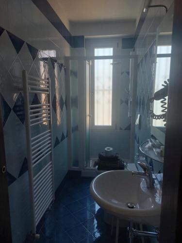 拉韦诺-蒙贝洛Foresteria Hostaria Del Golfo cod struttura C00025的一间带水槽和镜子的浴室