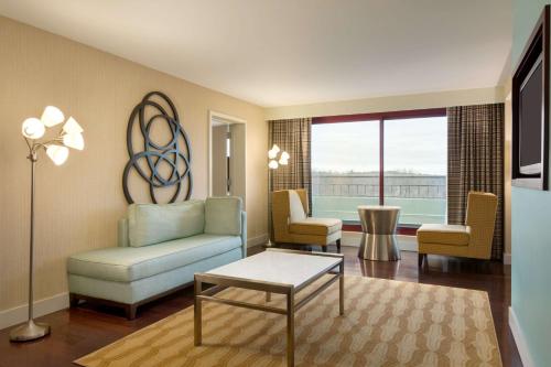沃尔瑟姆Embassy Suites by Hilton Boston Waltham的客厅配有沙发和两把椅子