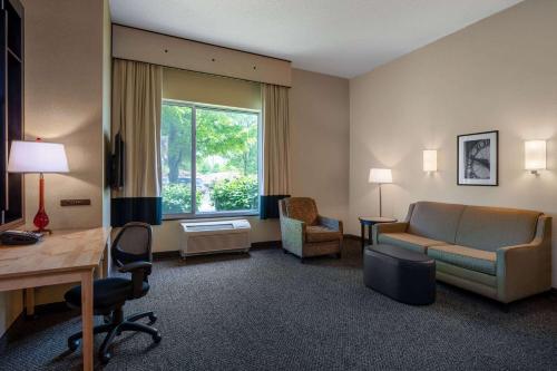 诺布尔斯维尔Wyndham Noblesville的酒店客房设有沙发、椅子和书桌