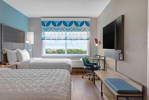 米西索加Tru By Hilton Toronto Airport West的酒店客房设有两张床和窗户。