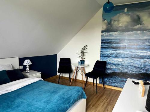 斯蒂格纳Bałtyckie Klimaty的一间卧室配有一张床,并画着海洋