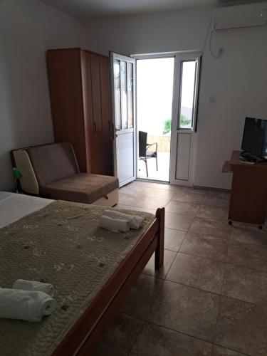 斯韦蒂·斯特凡德拉吉斯科公寓式酒店的一间卧室配有一张床、一张沙发和一台电视
