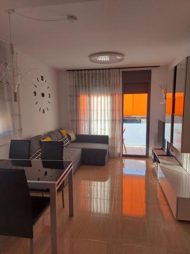 迈阿密普拉特亚Apartamento en Miami Platja - Tarragona的客厅配有沙发和桌子