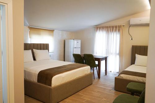 格勒姆DelMar Hotel-Apart的酒店客房,配有一张床和一张桌子及椅子