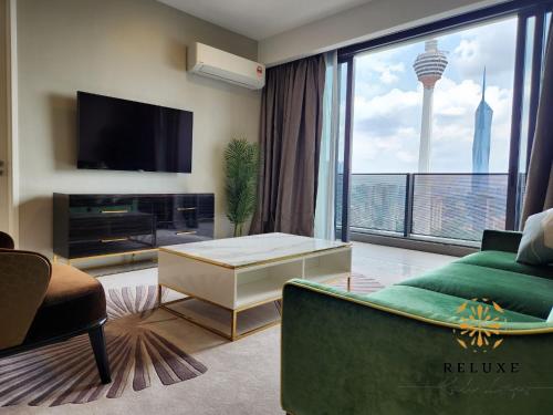 吉隆坡The Platinum 2 KLCC Premium Suite by Reluxe Kuala Lumpur的带沙发和电视的客厅