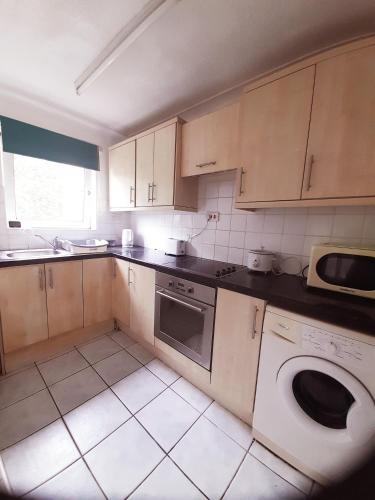 罗瑟勒姆Self catering flat的厨房配有水槽和洗碗机。